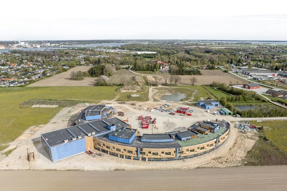 Stråtækt storbyggeri – skole i Sundby