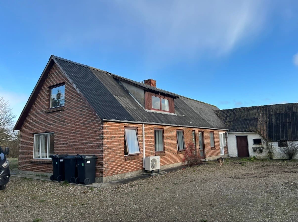 Huset før renoveringen: husmandssted fra 1910 med røde mursten og eternittag