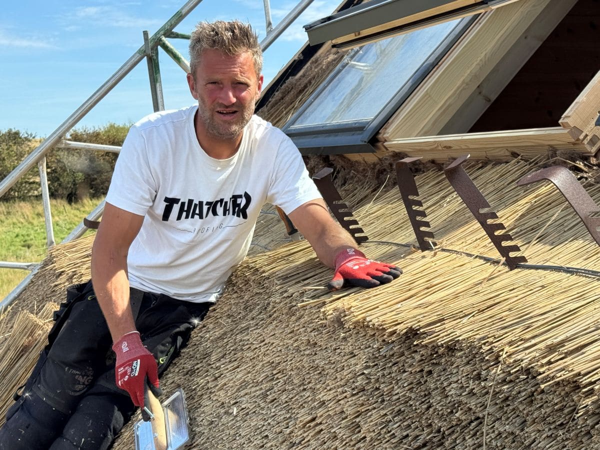 Tækkemand Kim Andersen fra Herning på taget