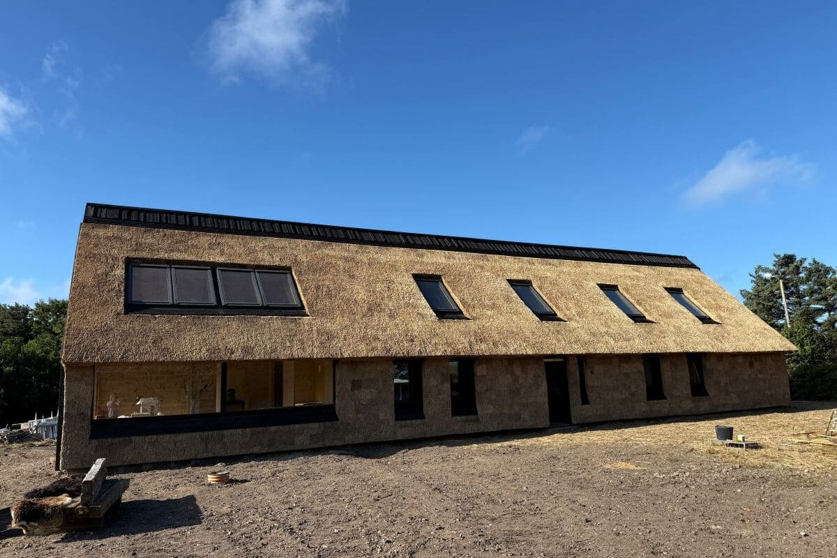 Søren Vesters stråtækte hus i Agger, færdigt med strå på både tag og facader